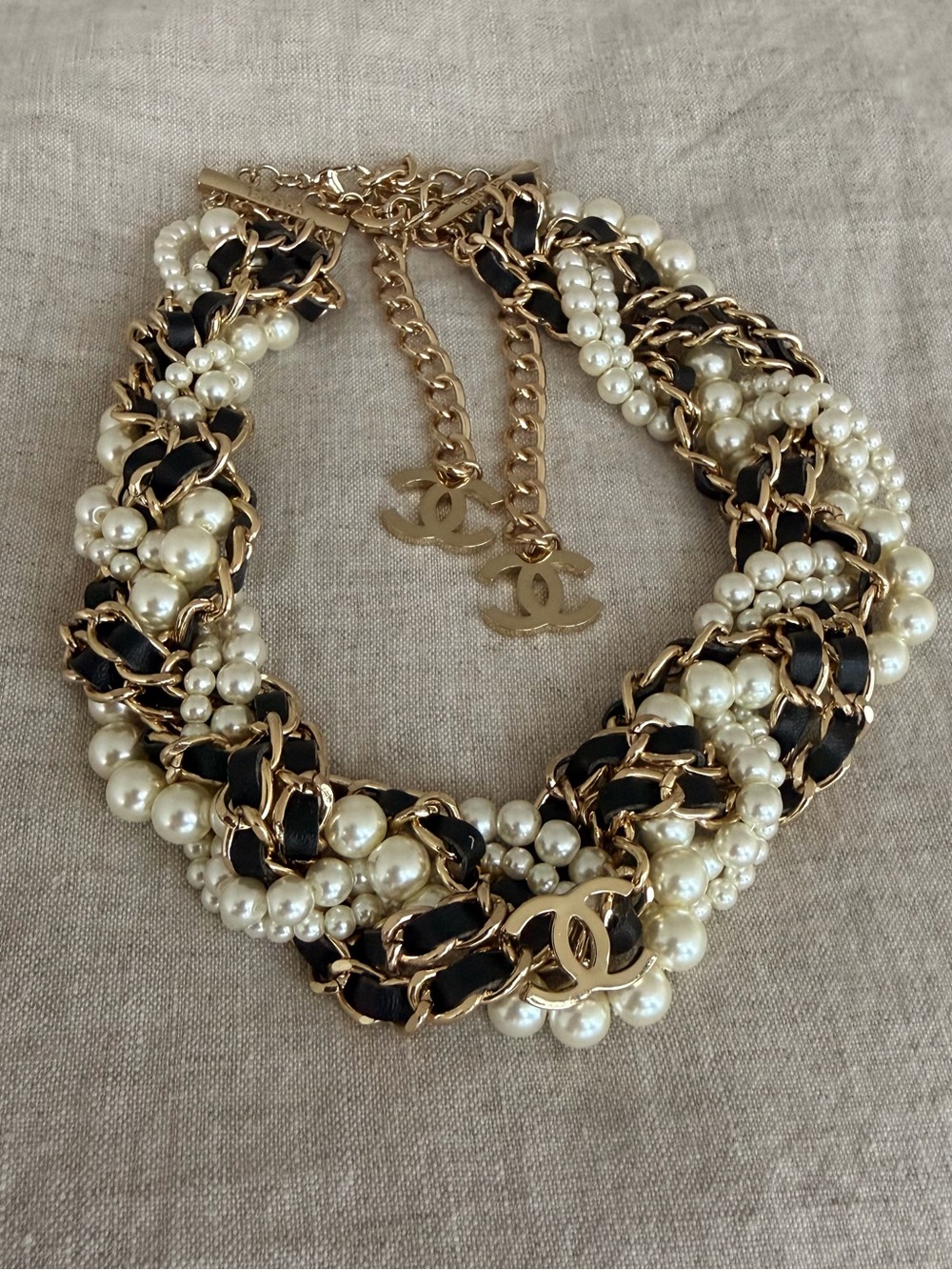 🖤CHANEL Gold-Tone Chain Necklace with Black Ribbon and Ivory Pearls✨